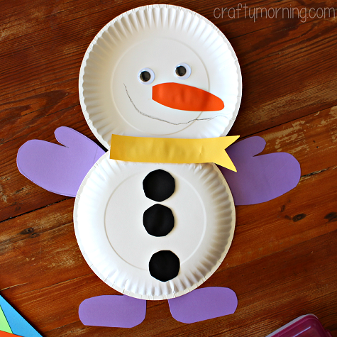 Manualidad de un muñeco de nieve con platos de cartón
