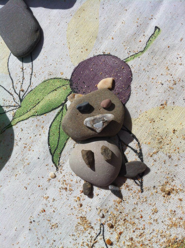 Gatito hecho con piedras