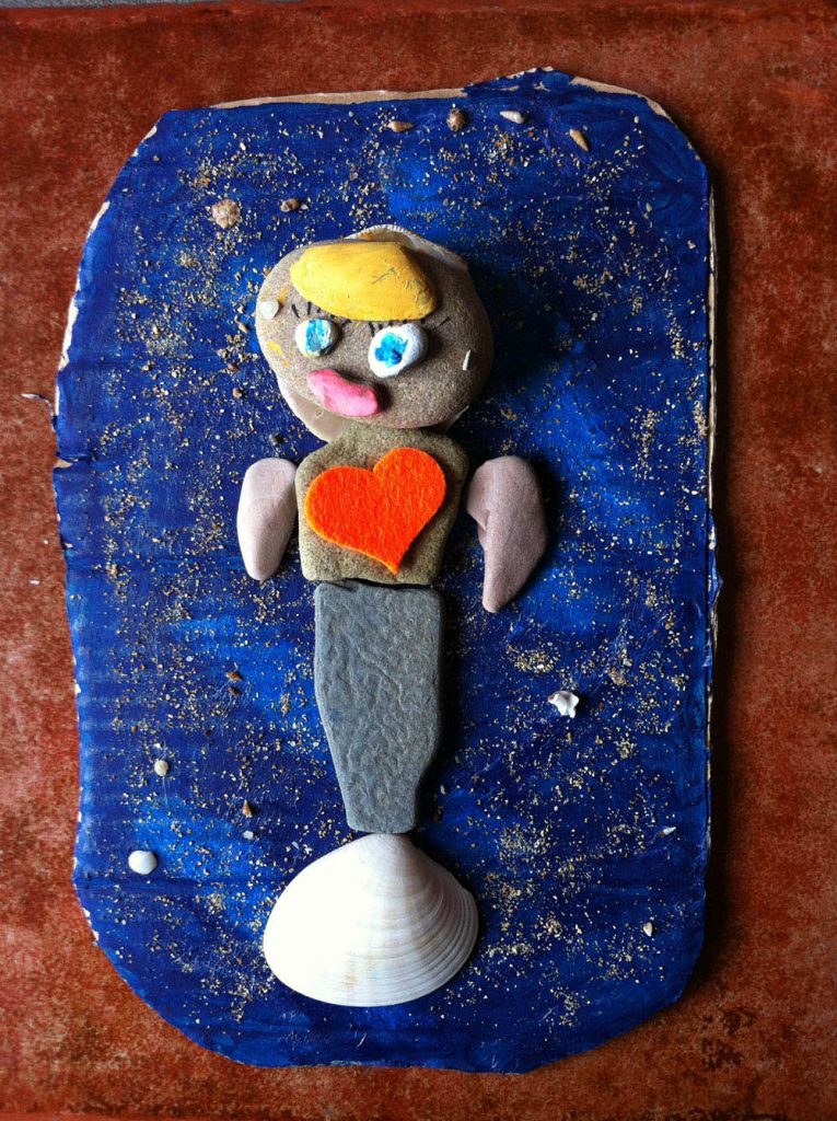 Sirena hecha con piedras