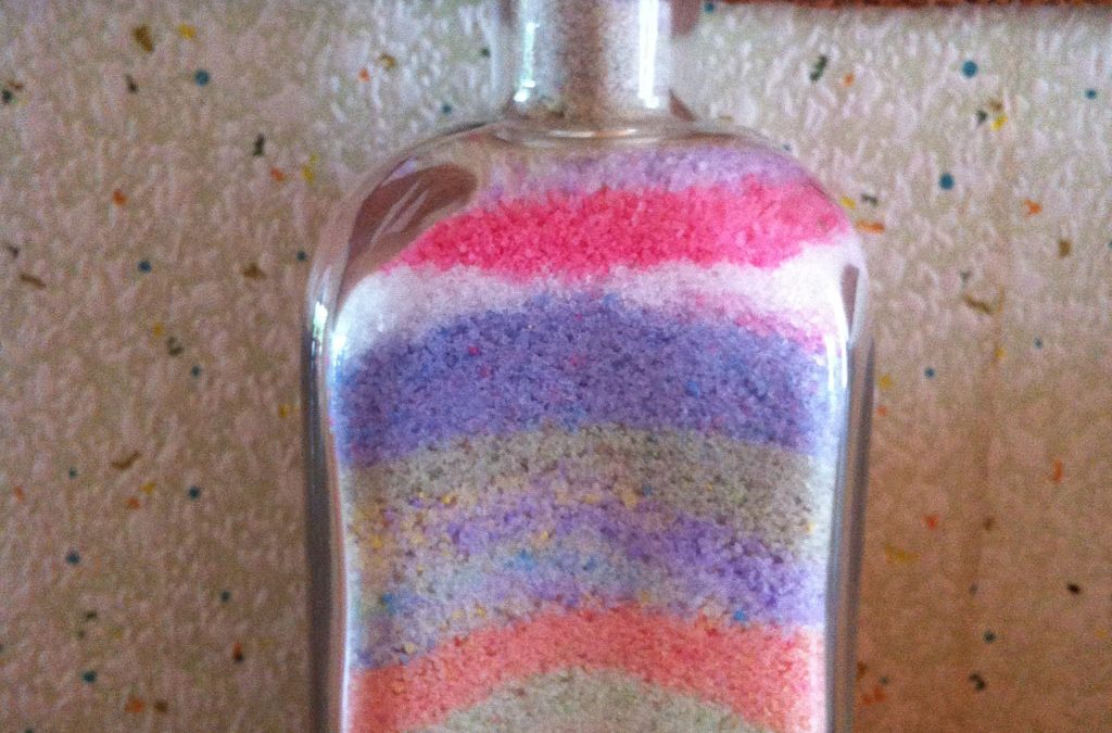 Frasco con sales de colores: manualidad decorativa